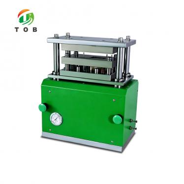 Macchina formatrice per sacchetti di batteria