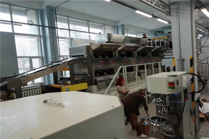 Il team tecnico di Tob ha installato la macchina per la produzione di batterie al litio in Russia