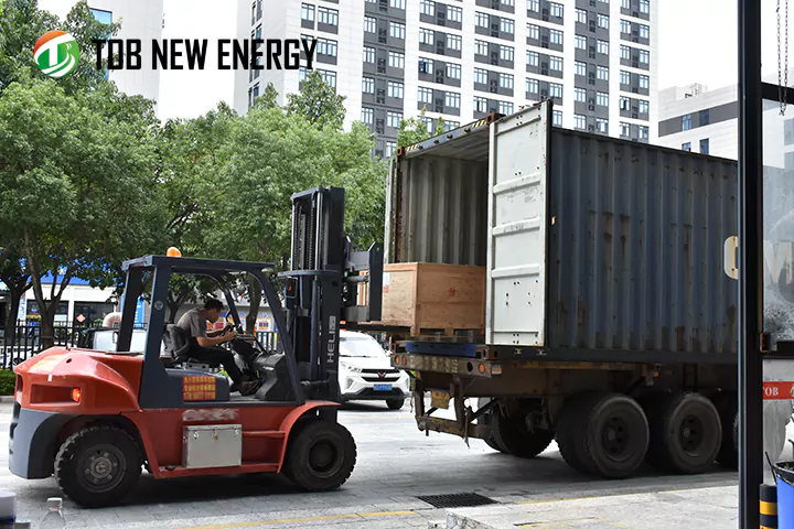 L'attrezzatura di produzione della linea pilota di celle a sacchetto agli ioni di litio in fase di spedizione